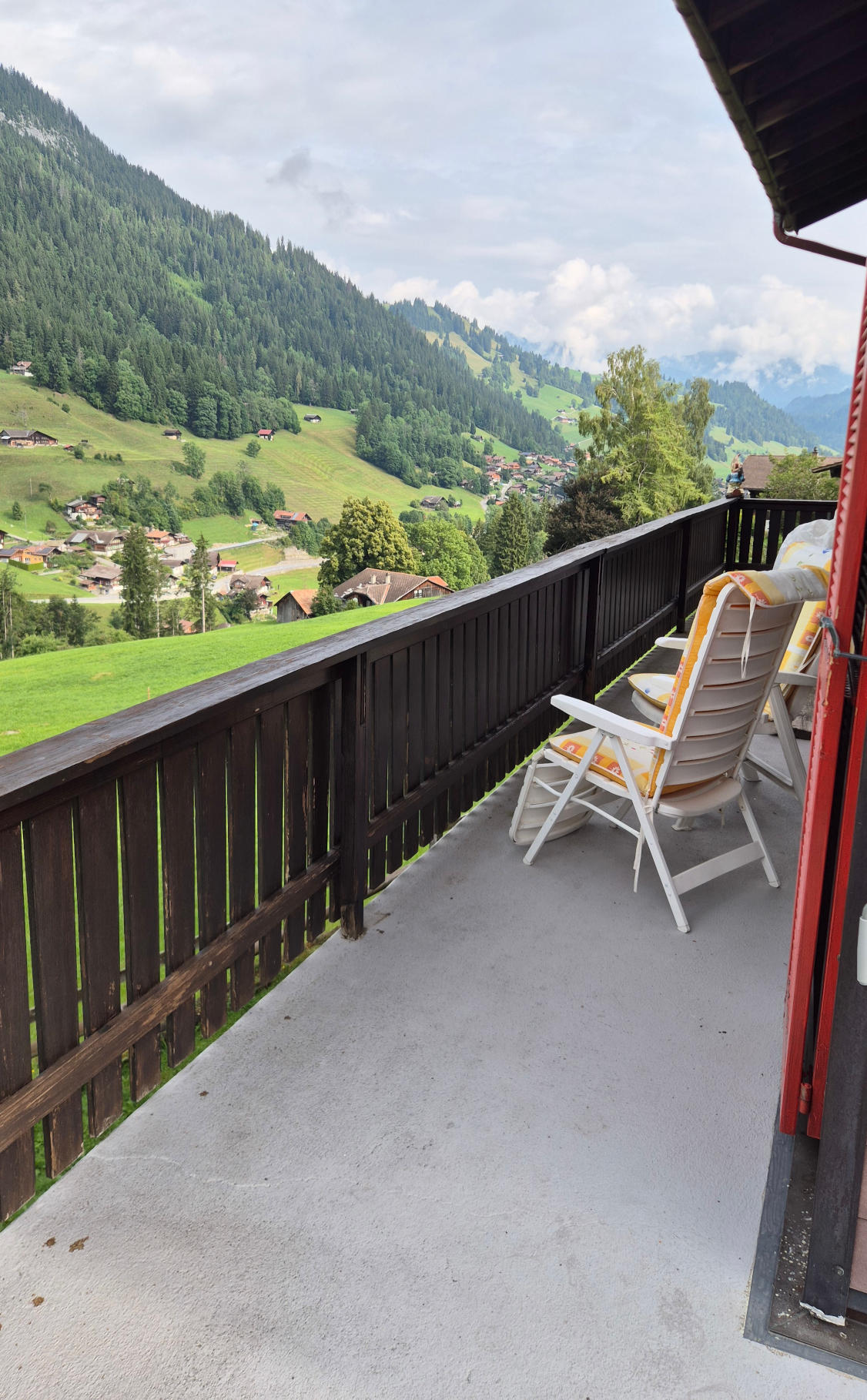 Zicht op Zweisimmen vanaf het balkon